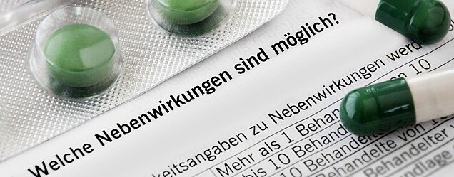 Kapseln auf ein Formular mit der Frage: Welche Nebenwirkungen sind möglich?