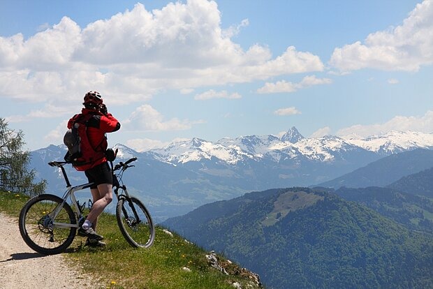 Tipps zur Psychischen Gesundheit von Männern Mann auf Mountainbike schaut in die Berge