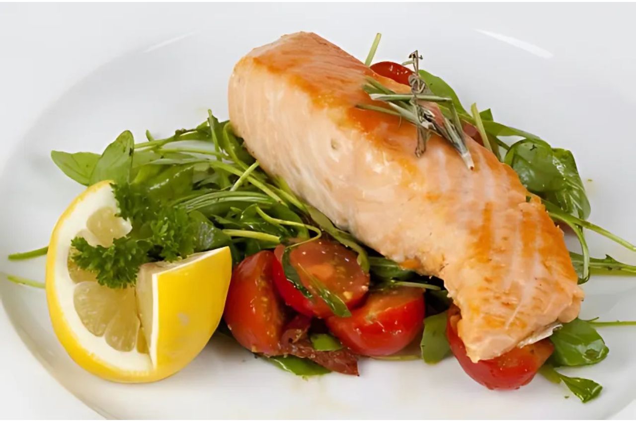 Fisch mit Rucola und Tomaten Fisch mit Rucola und Tomaten