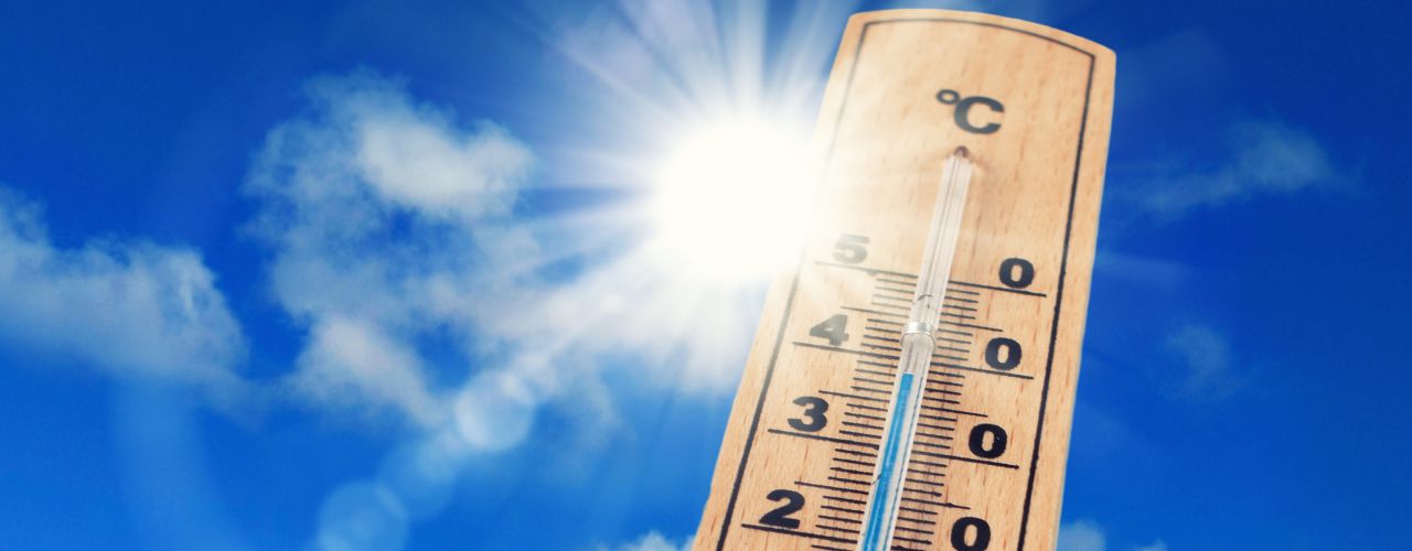 Thermometer in der Sommerhitze zeigt eine hohe Hitzewellentemperatur an