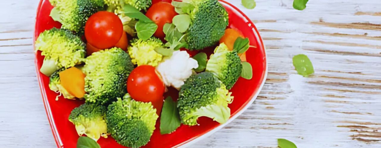 Schüssel in Herzform mit Brokkoli und Tomaten